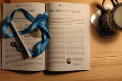 Czasioismo z artykułem z cyklu Filozofia ulic leżące na drewnianym stole; po prawej stronie kubek z napojem