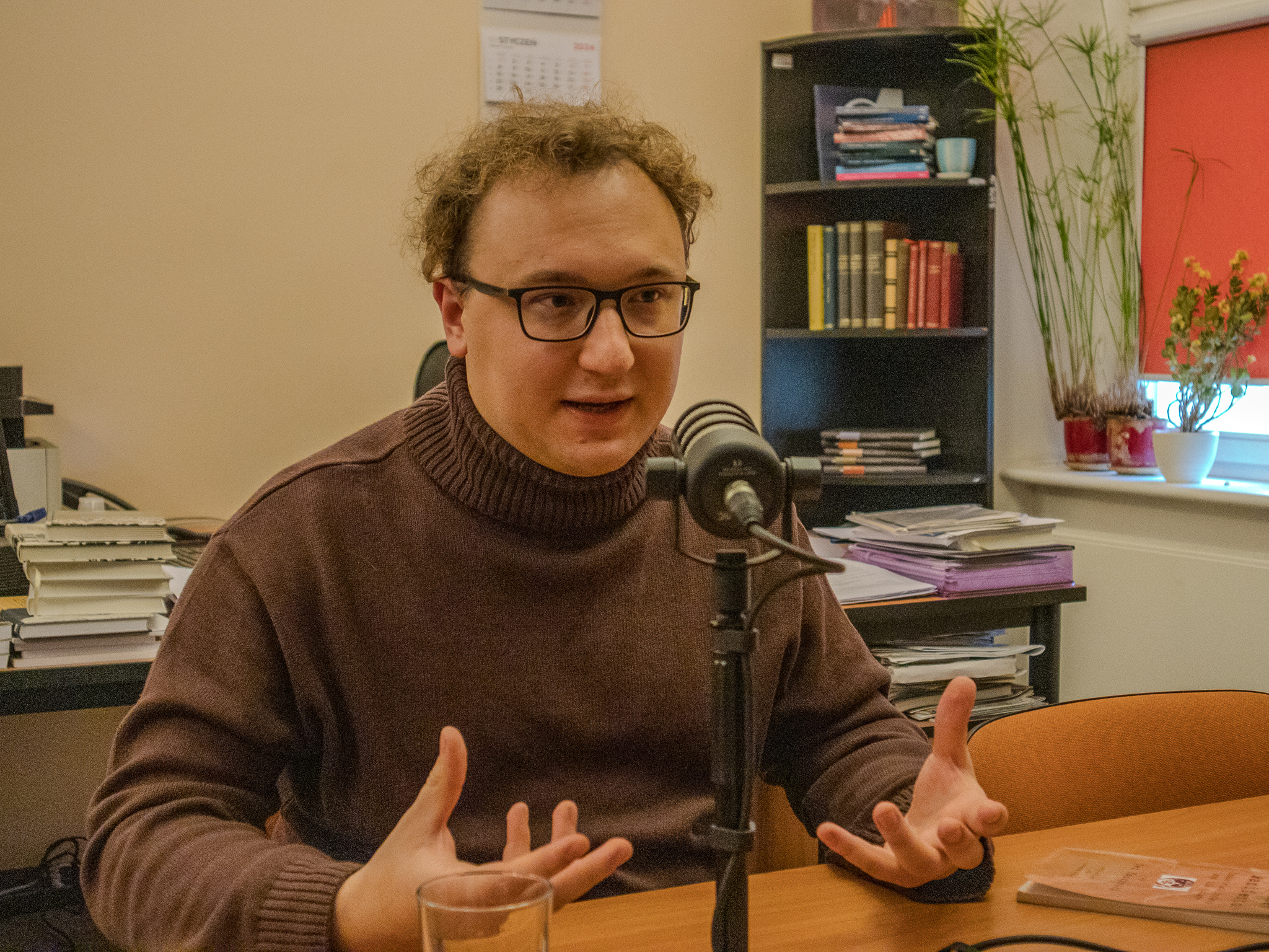 mgr Michał Gołda przy mikrofonie